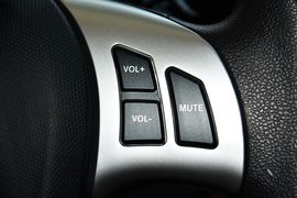 2015款奇瑞风云2两厢1.5L手动新锐版