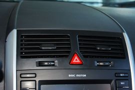 2015款北汽绅宝D20三厢1.5L手动乐尚版