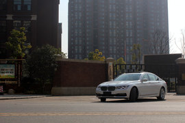 武汉试驾宝马750Li