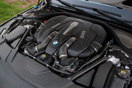 武汉试驾宝马750Li