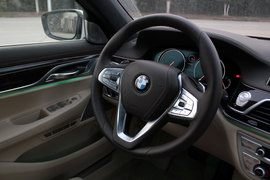 武汉试驾宝马750Li