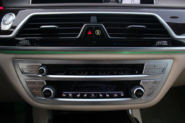 武汉试驾宝马750Li