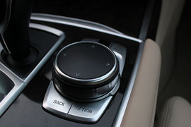 武汉试驾宝马750Li