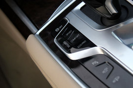 武汉试驾宝马750Li