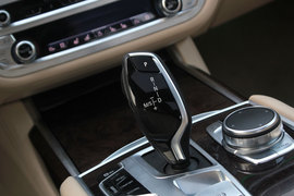 武汉试驾宝马750Li