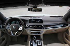 武汉试驾宝马750Li