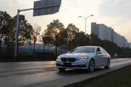 武汉试驾宝马750Li