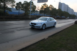 武汉试驾宝马750Li