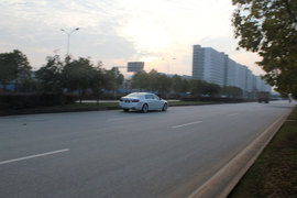 武汉试驾宝马750Li