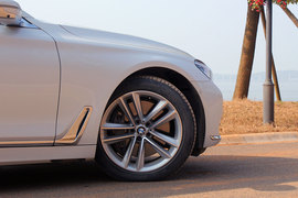 武汉试驾宝马750Li