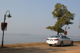 武汉试驾宝马750Li