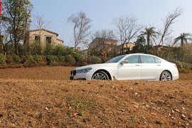 武汉试驾宝马750Li