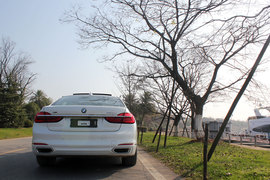 武汉试驾宝马750Li