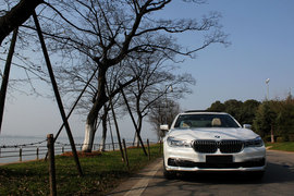 武汉试驾宝马750Li