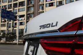 武汉试驾宝马750Li