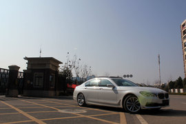 武汉试驾宝马750Li