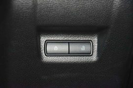 2015款福特福克斯三厢1.6L自动风尚型