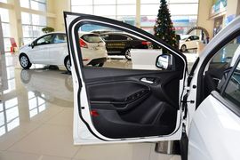 2015款福特福克斯三厢1.6L自动风尚型