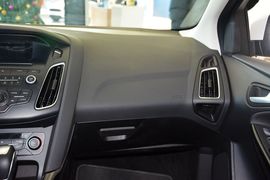 2015款福特福克斯三厢1.6L自动风尚型