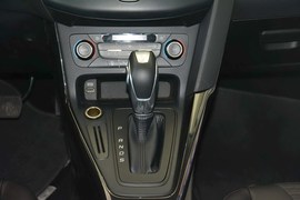 2015款福特福克斯三厢1.6L自动风尚型
