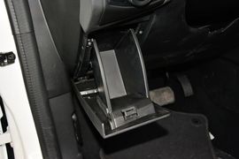 2015款福特福克斯三厢1.6L自动风尚型