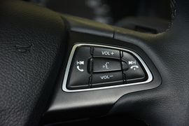 2015款福特福克斯三厢1.6L自动风尚型