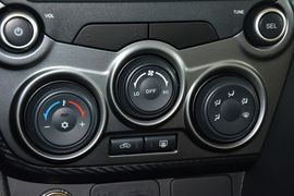 2015款海马第四代福美来1.6L手动品尚型