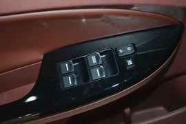 2015款比亚迪速锐1.5L手动豪华型