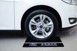 2015款福特福克斯两厢1.6L自动舒适型