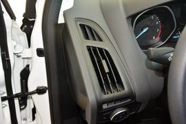 2015款福特福克斯两厢1.6L自动舒适型