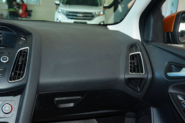 2015款福特福克斯两厢1.0L