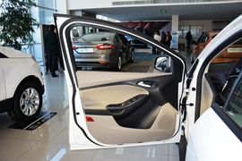 2015款福特福克斯三厢1.6L手动舒适型