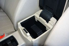 2015款福特福克斯三厢1.6L手动舒适型