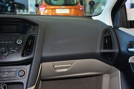 2015款福特福克斯三厢1.6L手动舒适型