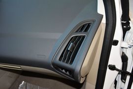 2015款福特福克斯三厢1.6L手动舒适型