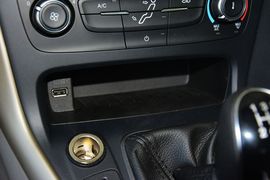 2015款福特福克斯三厢1.6L手动舒适型