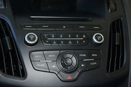 2015款福特福克斯三厢1.6L手动舒适型