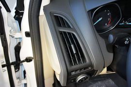 2015款福特福克斯三厢1.6L手动舒适型