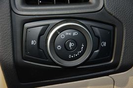 2015款福特福克斯三厢1.6L手动舒适型
