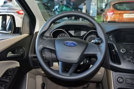 2015款福特福克斯三厢1.6L手动舒适型