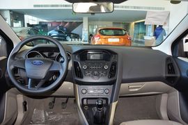 2015款福特福克斯三厢1.6L手动舒适型