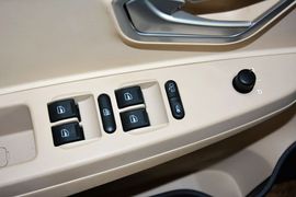 2015款奇瑞风云2两厢1.5L手动新锐版