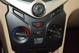 2015款奇瑞风云2两厢1.5L手动新锐版