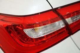 2013款起亚凯尊2.4L商务天窗版