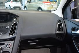 2015款福特福克斯两厢1.6L自动舒适型