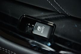 2016款斯巴鲁力狮2.5L全驱荣耀版