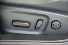 2016款丰田皇冠2.5L智享版