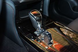 2016款丰田皇冠2.5L智享版