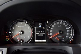 2016款丰田皇冠2.5L智享版