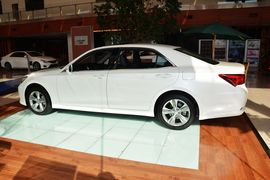 2016款丰田皇冠2.5L智享版